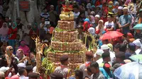 Sebuah gunungan apem pada perayaan haul Kiai Ageng Gribig di Jatinom, Klaten, Jawa Tengah, Jumat (26/10). Perayaan haul Kiai Ageng Gribig dilakukan dengan upacara Yaqowiyu atau sedekah bumi dengan menyebar apem. (Liputan6.com/HO/Agus)