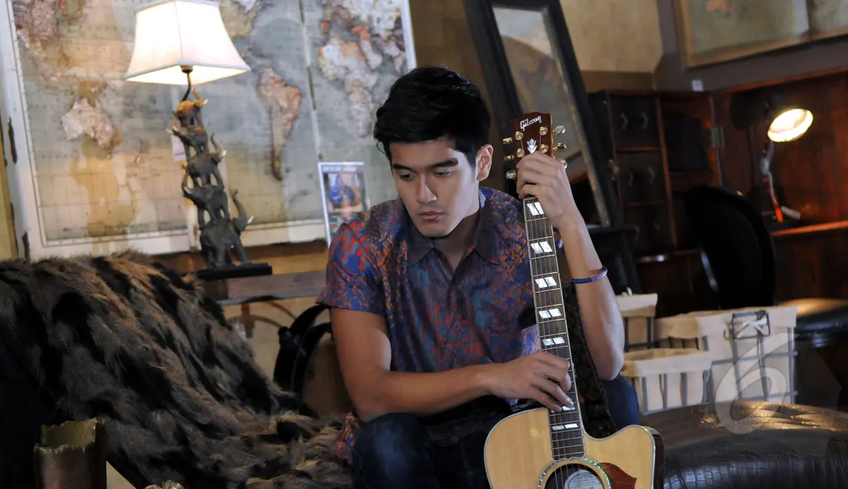 Nathan Hartono yang merupakan jawara Teenage Icon Singing Contest Competition Singapore 2005 ini ikut mengisi perhelatan musik Java Jazz Festival 2015. Foto diambil pada Kamis (12/3/2015) di KARE, Senayan City, Jakarta. (Liputan6.com/Panji Diksana)
