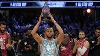 Steven Curry terpilih menjadi MVP dalam laga NBA All-Star Game 2022 usai membawa Tim Lebron mengalahkan Tim Durant dengan skor 163-160. Total, Steven Curry menyumbang 50 poin yang dilesakkan sebagian besar dari kelihaiannya melepaskan 16 kali lemparan tiga angka. (AP/Charles Krupa)