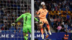 Klub berjuluk Los Rojiblancos sempat unggul tiga gol lewat Saul Niguez, Antoine Griesmann, dan Yannick Carrasco. (Photo by Josep LAGO / AFP)