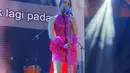 Lyodra mengisi acara tahun baru di Bandung, ia mengenakan mini dress fuschia dengan bagian atasan halter neck dihiasi beads, serta skirt dihiasi bunga besar dan teil. [@summereconmall.bandung]