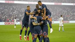 Laga yang berlangsung di Parc des Princes, Minggu (15/8/2021) dimenangkan oleh Les Parisiens dengan skor 4-2. (Foto/AP/Francois Mori)
