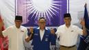 Ketua Umum Partai Amanat Nasional (PAN) Zulkifli Hasan bersama pasangan calon gubernur dan wakil gubernur Anies Baswesan - Sandiaga Uno berfoto bersama saat deklarasi dukungan di Jakarta, Rabu (22/3). (Liputan6.com/Immanuel Antonius)