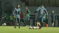 Pelatih Timnas U-23, Luis Milla, memimpin latihan di Stadion Wibawa Mukti, Cikarang, Selasa (14/11/2017). Timnas Indonesia U-23 akan menjalani laga uji coba kontra Suriah U-23 pada Kamis (16/11/2017). (Bola.com/ M Iqbal Ichsan)