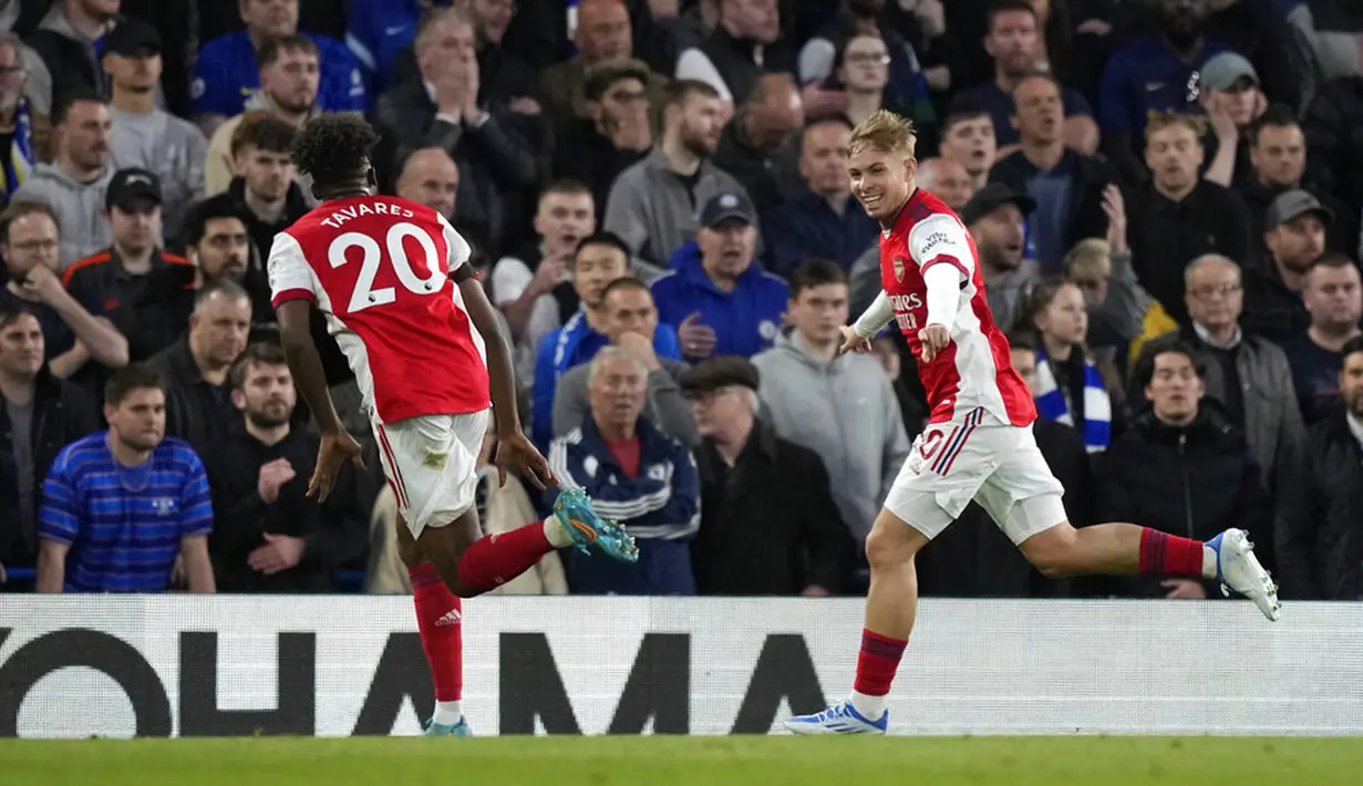 Pemain Arsenal Emile Smith Rowe (kanan) melakukan selebrasi usai mencetak gol ke gawang Chelsea pada pertandingan sepak bola Liga Inggris di Stamford Bridge, London, Inggris, 20 April 2022. Arsenal menang 4-2. (AP Photo/Frank Augstein)