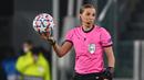 Sebagai ofisial keempat dipercayakan kepada Stephanie Frappart, wasit asal Prancis yang menjadi wasit wanita pertama yang menjadi pengadil dalam Piala Super Eropa dan partai Liga Champions. (Foto: AFP/Vincenzo Pinto)