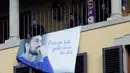 Suporter Fiorentina membentangkan poster jenazah kapten Fiorentina Davide Astori pada upacara pemakaman di Florence, Italia (8/3). Davide Astori meninggal pada usia 31 tahun. (AP Photo/Alessandra Tarantino)