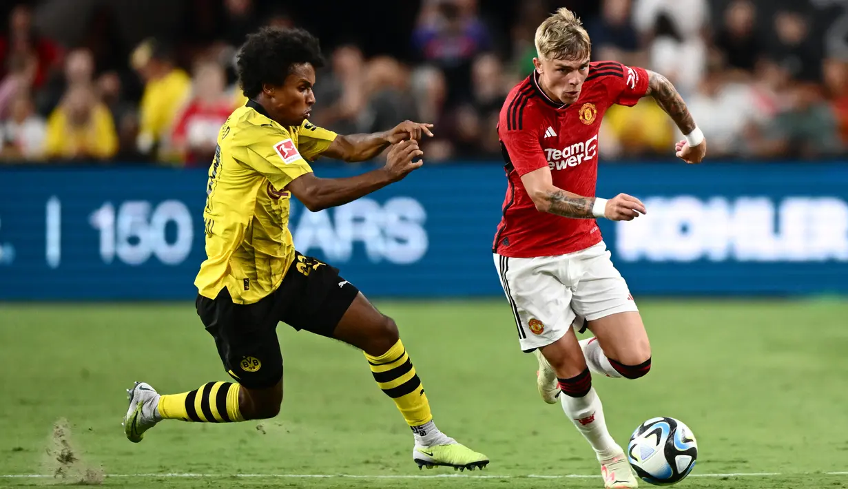 <p>Manchester United tampil solid sejak awal babak pertama. Pasukan Erik ten Hag konsisten membangun serangan yang kerap membahayakan pertahanan Dortmund. (AFP/Patrick T. Fallon)</p>