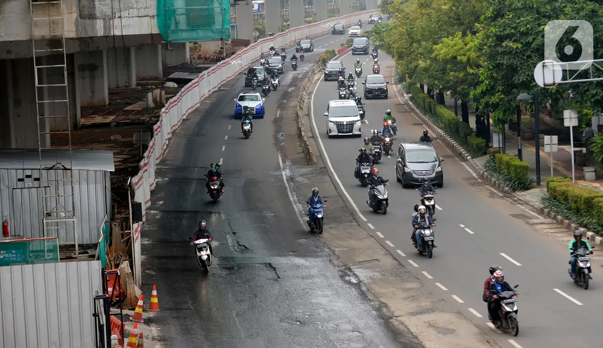 Kendaraan melintas di Jalan Rasuna Said, Jakarta, Senin (16/3/2020). Jalan Rasuna Said terlihat lengang setelah Gubernur DKI Jakarta Anies Baswedan mencabut sementara sistem ganjil genap dan meliburkan sekolah untuk mengantisipasi penyebaran virus corona COVID-19. (merdeka.com/Dwi Narwoko)