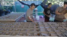Tiap harinya disediakan ribuan kotak makanan dengan menu yang beragam.