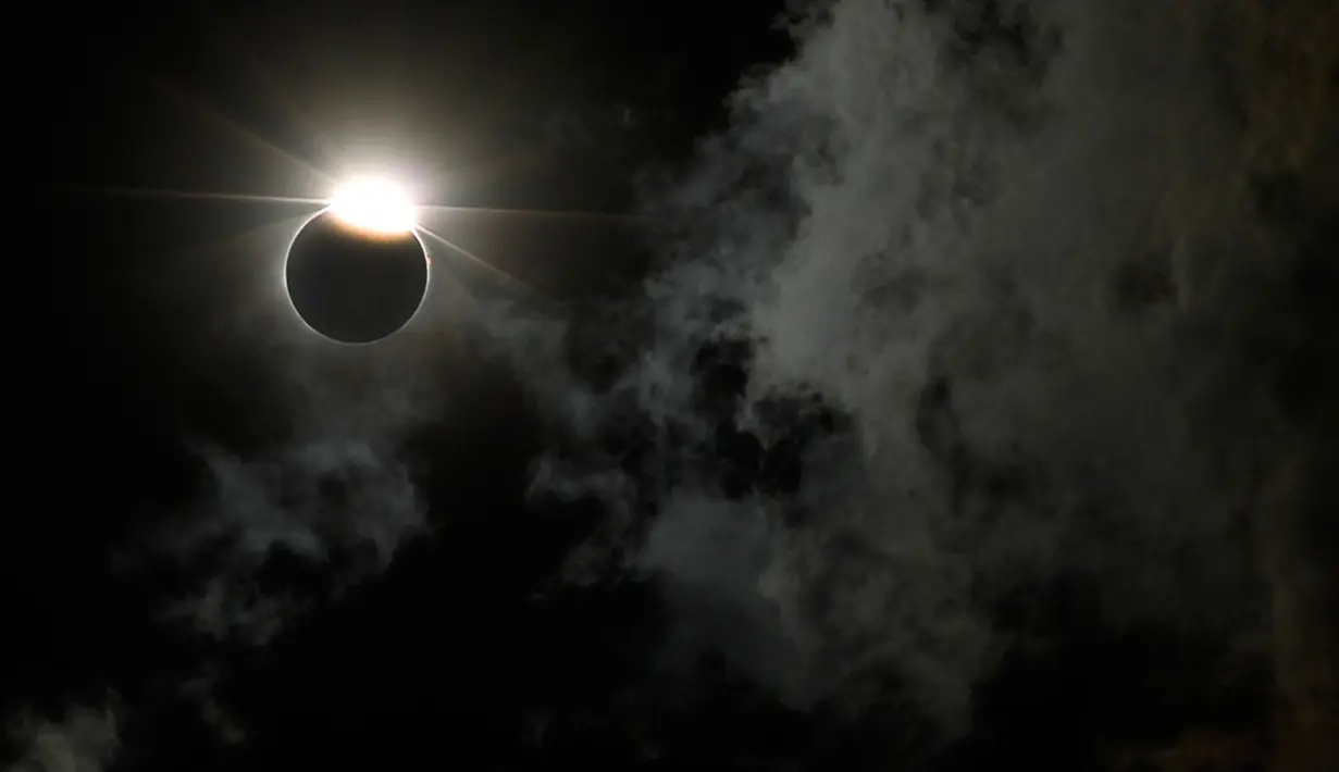 Gerhana matahari parsial terlihat di atas Gateway Arch, Missouri, Senin (21/8). Gerhana Matahari Total tahun ini membuat gelap sebagian wilayah Amerika Serikat yang dilintasi oleh bayangan Bulan. (AP Photo/Jeff Roberson)