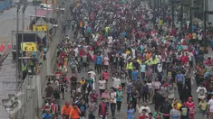 Suasana Car Free Day di kawasan Bundaran HI, Jakarta, Minggu (27/12/2015). Kemeriahan libur akhir tahun dimanfaatkan warga untuk menikmati lengangnya Jakarta. (Liputan6.com/Angga Yuniar)
