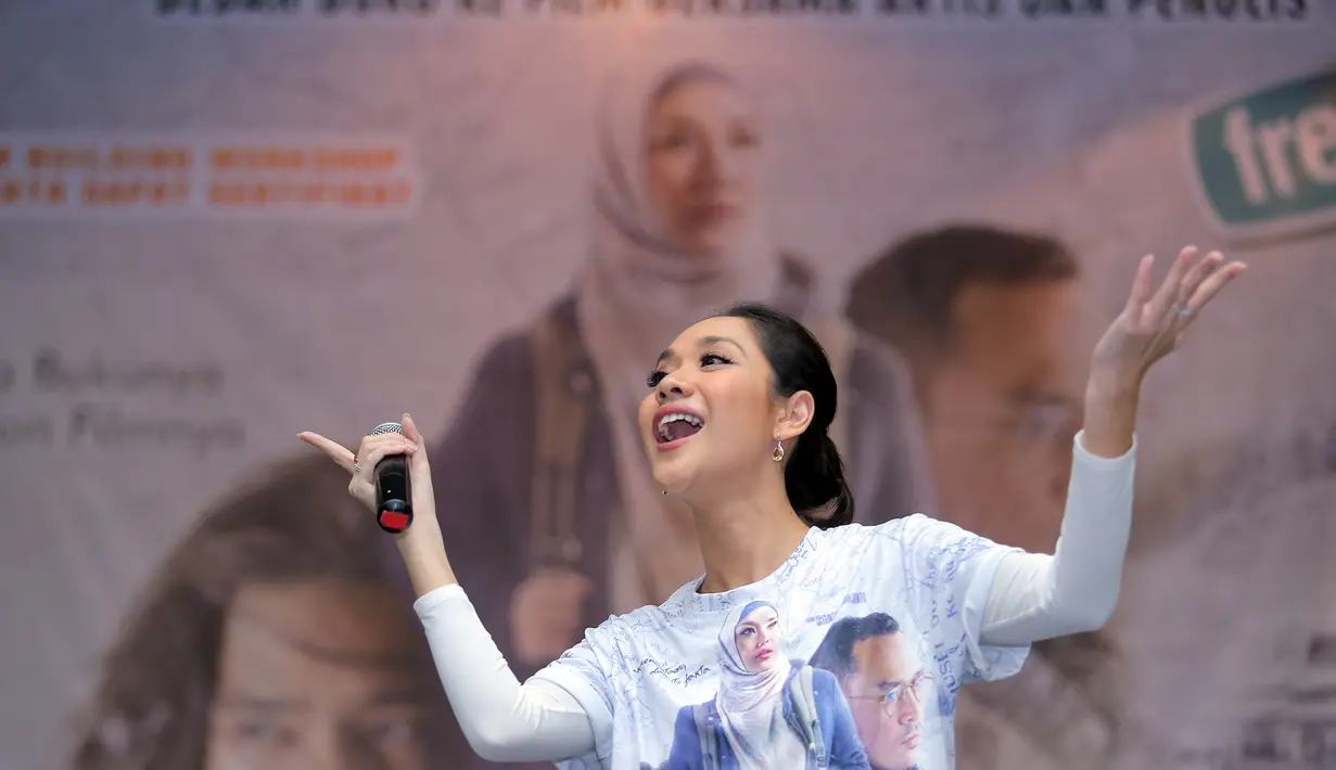 "Aku melihat wow, walaupun populasi tidak besar muslim, tapi mereka benar-benar mempelajari yah dan menyebarkan lagi Islam di sana lalu mengurusi masjid," kata Bunga Citra Lestari. (Andy Masela/Bintang.com)