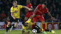 Striker Liverpool, Roberto Firmino, berebut bola dengan bek Watford, Adrian Mariappa, pada laga Premier League di Stadion Vicarage, Watford, Minggu (1/5/2017). Watford kalah 0-1 dari Liverpool. (AP/John Walton)