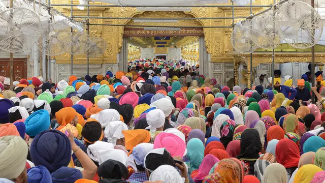 Keindahan Kuil Emas Saat Perayaan Ulang Tahun Guru Sikh