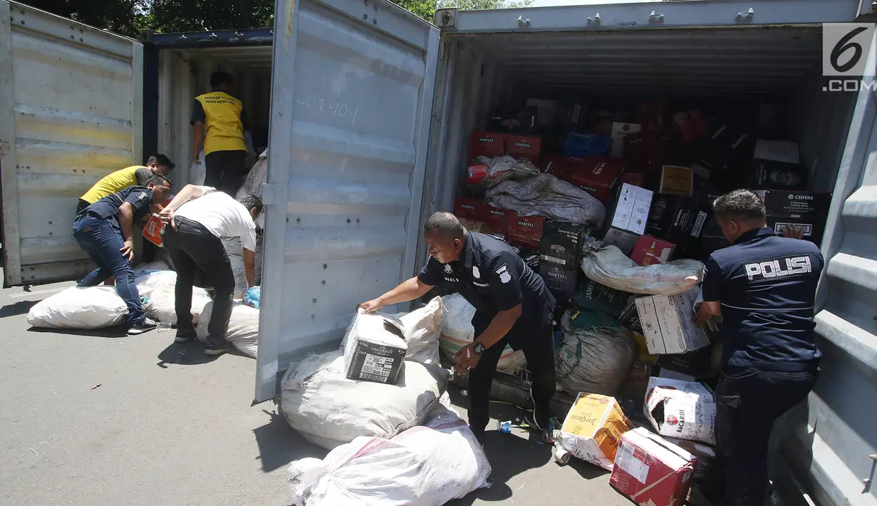 Petugas menyiapkan barang bukti ribuan minuman keras di Polda Metro Jaya, Jakarta, Senin (18/9). Petugas berhasil mengamankan 53.927 botol minuman keras yang diduga dimasukkan secara ilegal ke Indonesia. (Liputan6.com/Immanuel Antonius)