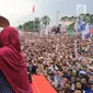 Calon presiden nomor urut 02 Prabowo Subianto berbincang dengan pendukungnya saat kampanye akbar di Lapangan Benteng Kuto Besak, Palembang, Rabu (9/4). Masyarakat Sumsel juga menyampaikan kesanggupannya memenangkan Prabowo-Sandiaga di Pilpres 17 April 2019. (Liputan6.com/Pool/Media Prabowo Sandi)