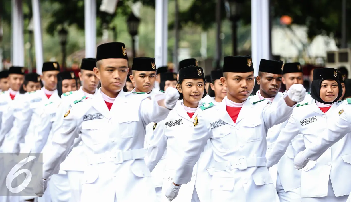 Anggota paskibraka 2016 melaksanakan gladi bersih upacara HUT ke-71 Kemerdekaan RI di Istana Merdeka, Jakarta, Senin (15/8). Kegiatan gladi bersih ini juga ditampilkan pengibaran bendera merah putih oleh Paskibraka 2016. (Liputan6.com/Faizal Fanani)