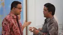 Mendikbud Anies Baswedan (kiri) berbincang dengan Menteri PAN-RB Yuddy Chrisnandi seusai Sidang Kabinet Paripurna di Kantor Presiden, Jakarta, Rabu (4/3/2015). Sidang membahas sejumlah permasalahan nasional. (Liputan6.com/Faizal Fanani)