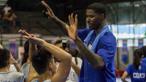 Pebasket NBA dari klub Charlotte Hornets, Marvin Williams, memberikan pelatihan kepada pebasket muda Indonesia di Cilandak Sports Center, Jakarta Selatan, Sabtu (27/8/216). (Bola.com/Vitalis Yogi Trisna) 