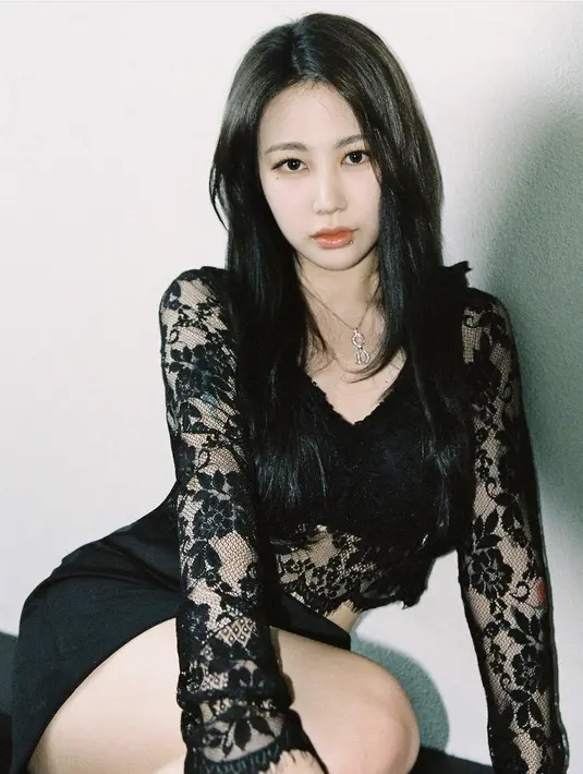 Lahir di Daejeon, Korea Selatan, Jamie tampil seksi dengan long slevee berbahan lace dikombinasikan dengan mini skirt hitam.(@jiminxjamie)