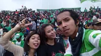 Rian Nopriansyah alias Ucok saat berfoto bersama supporter SFC yang diposting di halaman facebook-nya (Liputan6.com / Nefri Inge)