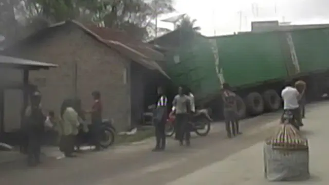 Rem Blong, Truk Tergelincir Hamtam 2 Kios