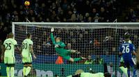 Kiper Manchester City, Joe Hart, melakukan aksi penyelamatan pada laga melawan Leicester City, di King Power Stadium, Rabu (30/12/2015) dini hari WIB. (AFP/Adrian Dennis)
