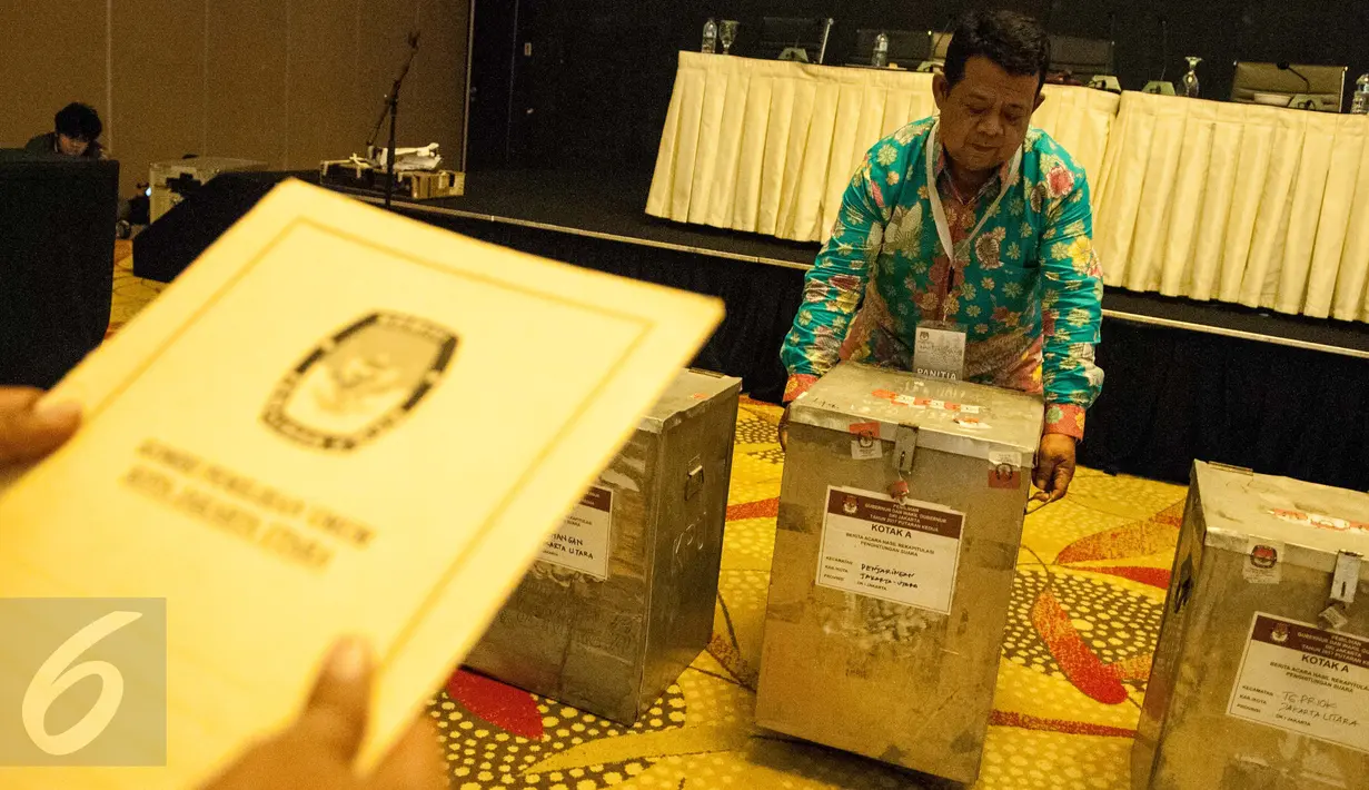 Petugas mengambil berita acara seusai rekapitulasi penghitungan suara tingkat kota Pemilihan Gubernur dan Wakil Gubernur DKI Jakarta putaran dua di Ancol, Jakarta, Kamis (27/4). (Liputan6.com/Gempur M. Surya)