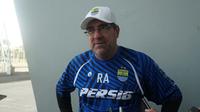 Pelatih Persib Bandung Robert Rene Alberts. (Liputan6.com/Huyogo Simbolon)
