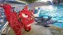Pelatih mengintruksikan lumba lumba beratraksi dengan barongsai di Ocean Dream Samudera, Ancol, Jakarta (3/2). Ancol menyiapkan sejumlah acara seperti barongsai dan pertunjukan lumba-lumba sambut Tahun Baru China ke-2567. (Liputan6.com/Immanuel Antonius)