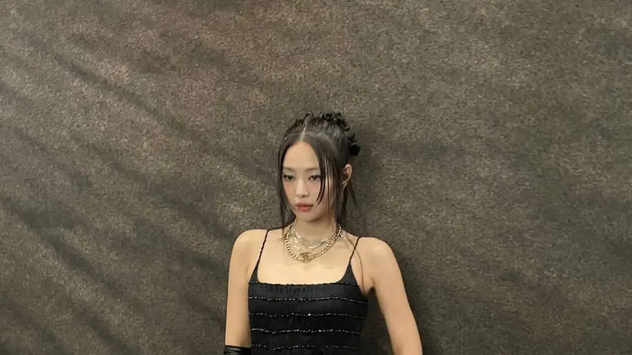 Jennie BLACKPINK Pamerkan Gaya Chanel dengan Pakaian Serba Hitam