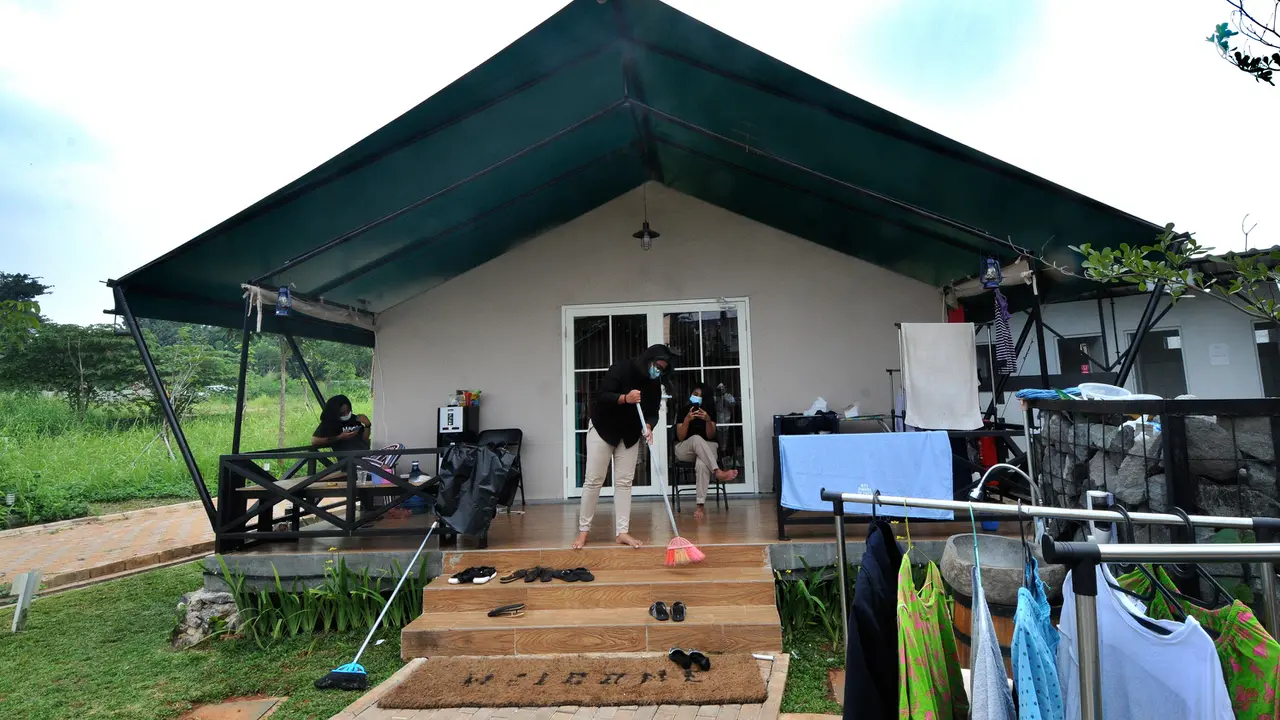 Keseharian Para Pasien Tenda Glamping Rumah Lawan Covid-19 di Tangsel