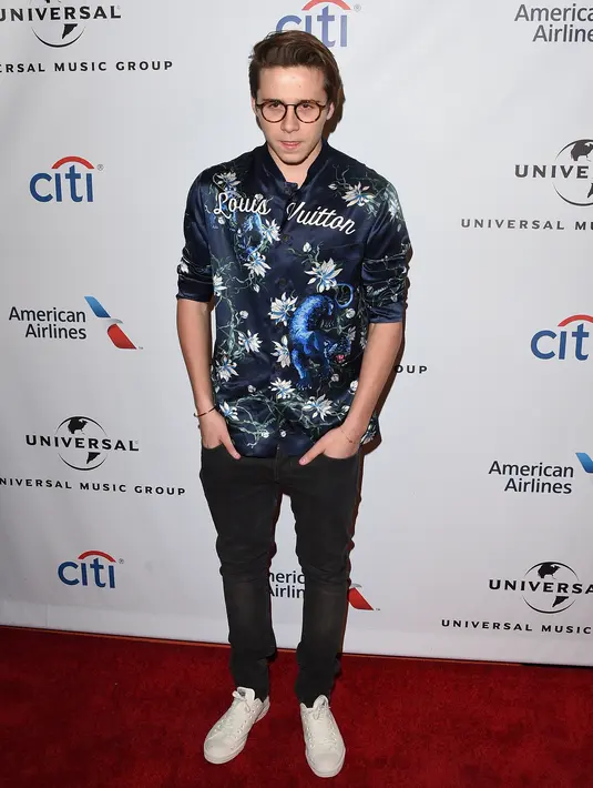 Terlebih lagi, sosok Brooklyn adalah pecinta olahraga. Gym, sepakbola, skateboard pun tengah dijalaninya. (AFP/Bintang.com)