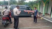 Anggota Polsek Sawangan melakukan olah TKP di Majid Jami Mambaul Irfan, Kelurahan Pengasinan, Kecamatan Sawangan, Sabtu (12/12/2020). (dok Polsek Sawangan)