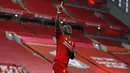 Penyerang Liverpool,  Sadio Mane berselebrasi usai mencetak gol ke gawang Crystal Palace pada pertandingan lanjutan Liga Inggris di di Stadion Anfield di Liverpool, Inggris (24/6/2020). Liverpool menang telak 4-0 atas Crystal Palace. (Phil Noble/Pool via AP)
