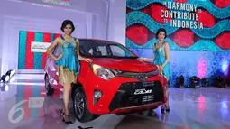 Model berfoto saat peluncuran mobil Toyota Calya dan Daihatsu Sigra di pabrik PT Astra Daihatsu Motor, Karawang, Jawa Barat, (2/8). Kolaborasi Toyota dan Daihatsu yang telah menghasilkan produk Avanza-Xenia dan Rush-Terios. (Liputan6.com/Angga Yuniar)
