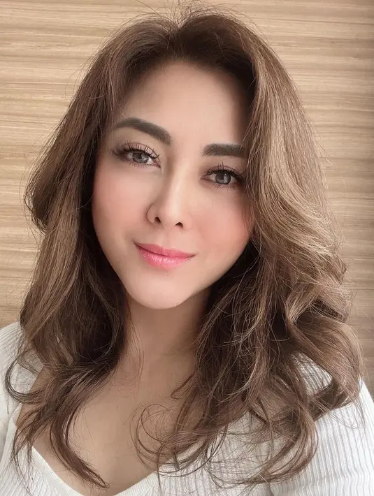 <p>Ibu tiga anak ini juga terlihat sempurna dengan makeup flawless yang kerap menghiasi wajahnya. (Instagram/dhenaaldhaliadevanka)</p>
