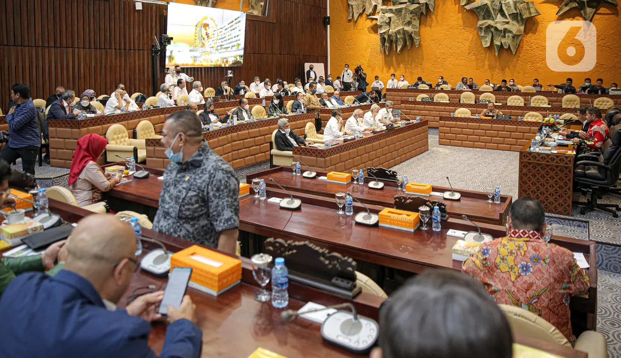 Suasana saat Menteri Pekerjaan Umum dan Perumahan Rakyat (PUPR) Basuki Hadimuljono mengikuti rapat kerja bersama Komisi V DPR RI di Kompleks Parlemen, Senayan, Jakarta, Selasa (17/1/2023). Rapat tersebut membahas tentang pembahasan program-program Kementerian PUPR tahun 2023 dan evaluasi pelaksanaan anggaran tahun 2022. (Liputan6.com/Faizal Fanani)