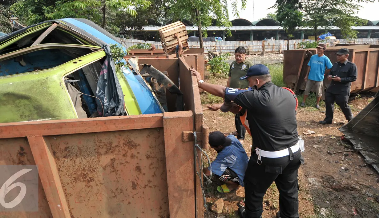 Petugas membersihkan area lahan di kawasan Pasar Kramat Jati, Jakarta, Jumat (2/9). Pemprov DKI berencana membangun pusat perkulakan sembako di tempat tersebut. (Liputan6.com/Yoppy Renato)