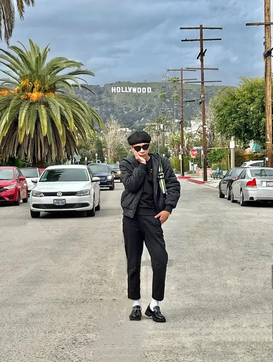 Namun perlahan ia berubah. Aming mulai tampil dengan busana yang lebih netral. [Instagram @amingisback]