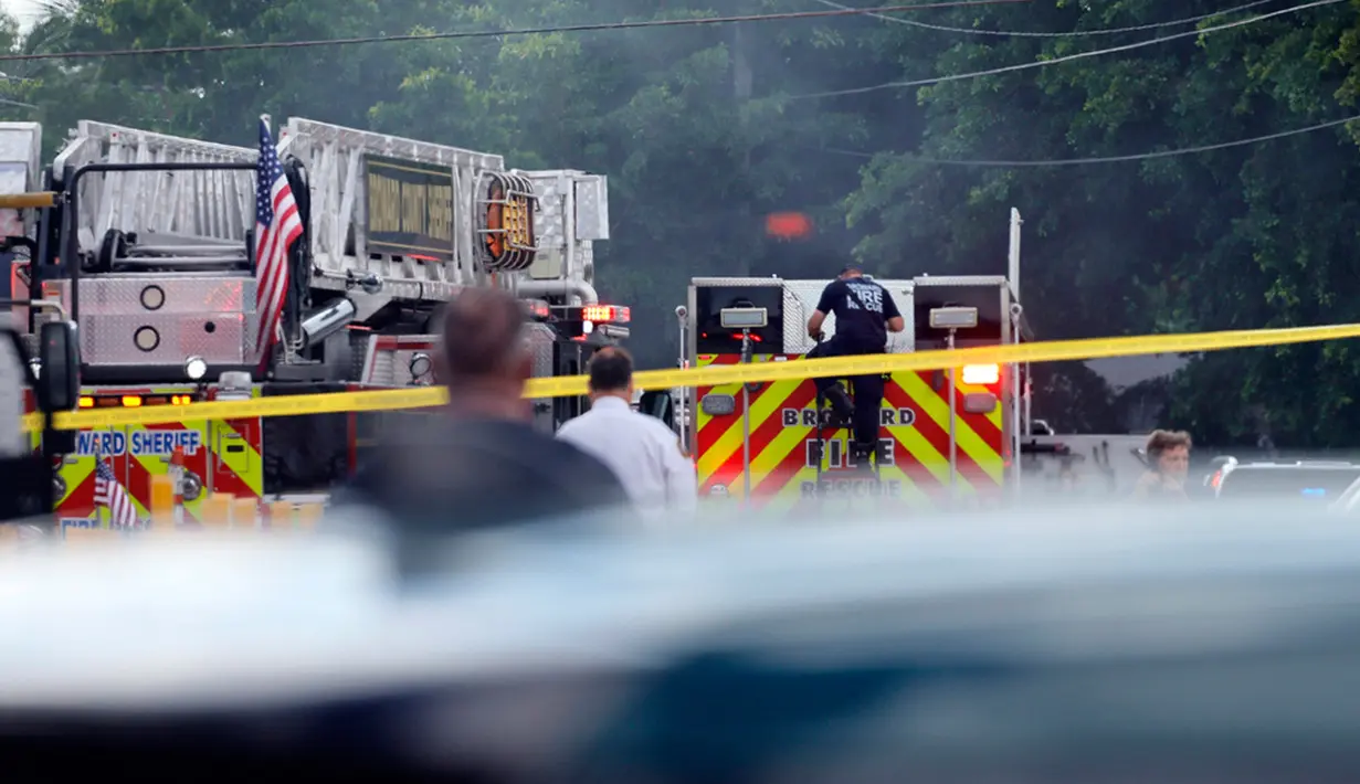 Tiga orang di dalamnya mencoba memadamkan api, namun mengalami masalah mekanis tambahan yang menyebabkan helikopter tersebut menabrak sebuah gedung apartemen di barat daya Bandara Pompano Beach. (Amy Beth Bennett/South Florida Sun-Sentinel via AP)