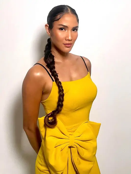 Melihat pesona Aulia Sarah mengenakan outfit berwarna cerah. Dibalut strappy dress kuning dengan detail bentuk pita super besar, Aulia tampil mengagumkan. [Foto: Instagram/owliasarah]