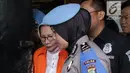 Tersangka kasus dugaan penyebaran berita hoaks, Ratna Sarumpaet bersiap diserahkan ke Kejari Jaksel dari Polda Metro Jaya, Kamis (31/1). Penyidik menyerahkan Ratna Sarumpaet dan barang bukti karena berkasnya sudah lengkap. (Liputan6.com/Faizal Fanani)