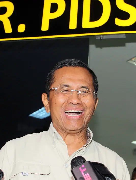 Dahlan Iskan memberikan keterangan kepada wartawan usai menjalani pemeriksaan di Kejaksaan Tinggi DKI Jakarta, Kamis (4/6/2015). Dahlan diperiksa sebagai saksi terkait pembangunan PLTU di Pulan Jawa, Bali dan NTB. (Liputan6.com/Helmi Afandi)