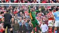 Kiper Manchester City, Gianluigi Donnarumma, beraksi saat menghadapi Arsenal pada lanjutan Premier League 2025/2026 di Emirates Stadium, Minggu (21/9/2025) malam WIB. (Glyn KIRK / AFP)