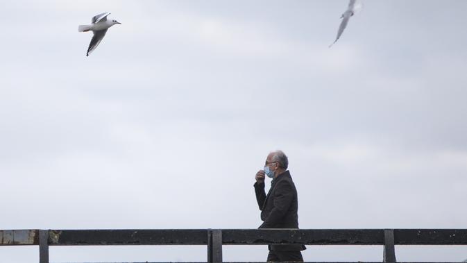 Kawanan burung yang bermigrasi terbang di atas sebuah jembatan di Tonekabon, Iran utara, pada 30 November 2020. (Xinhua/Ahmad Halabisaz)