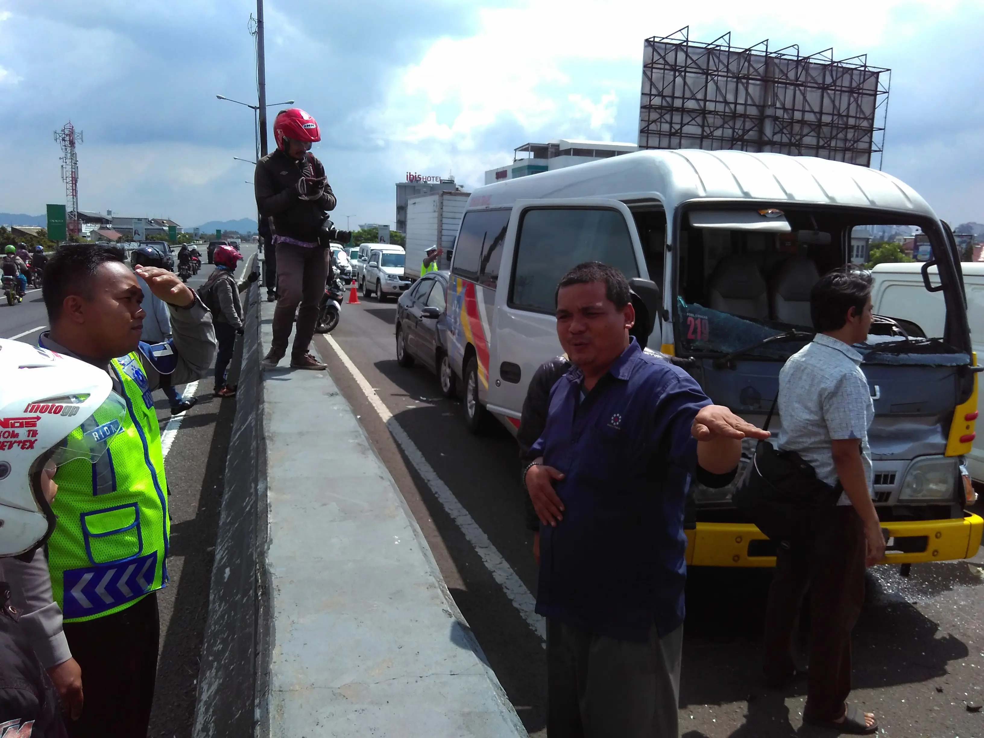 Tabrakan beruntun di Jalan Layang Pasupati, Kota Bandung, mengakibatkan lima kendaraan mengalami kerusakan lantaran menghindari kucing yang melintas. (Liputan6.com/Arie Nugraha)