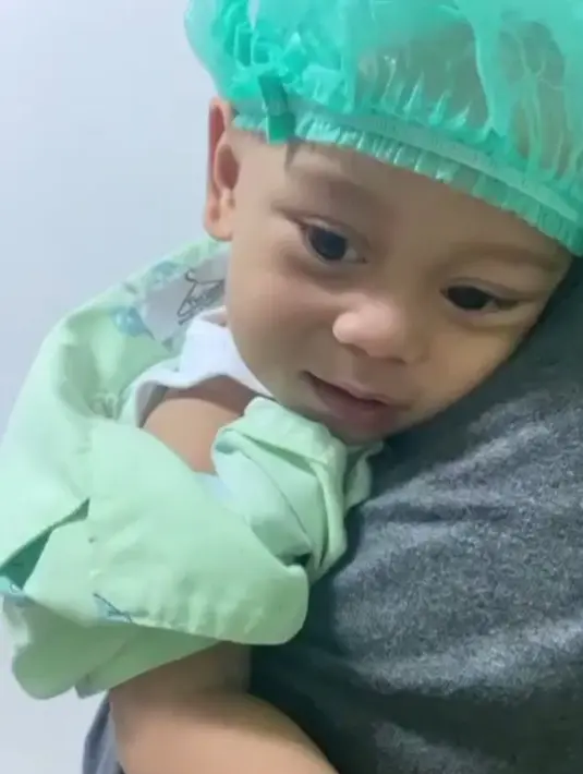 "Wis ini yg terakhir sakitnya. Oma doain semoga makin super sehat, gagah, tampan, sholeh," tulisnya.