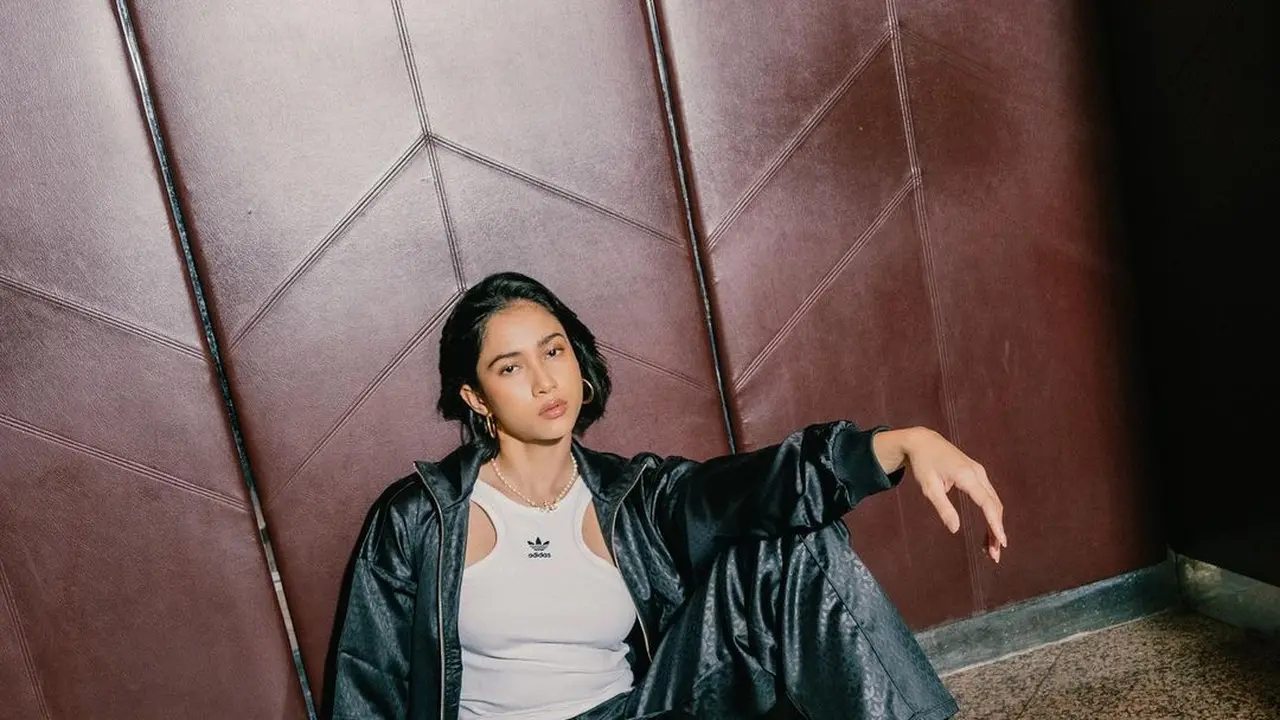 Inspirasi outfit boyish dari Aghniny Haque untuk kamu.